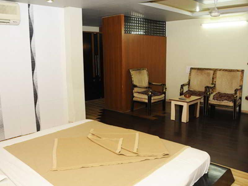 Neelkanth Paradise Hotel อาเมดาบัด ภายนอก รูปภาพ