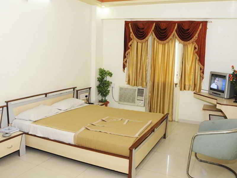Neelkanth Paradise Hotel อาเมดาบัด ภายนอก รูปภาพ