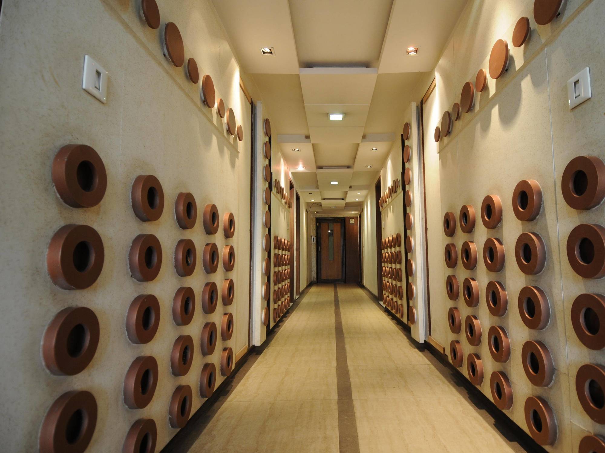 Neelkanth Paradise Hotel อาเมดาบัด ภายนอก รูปภาพ