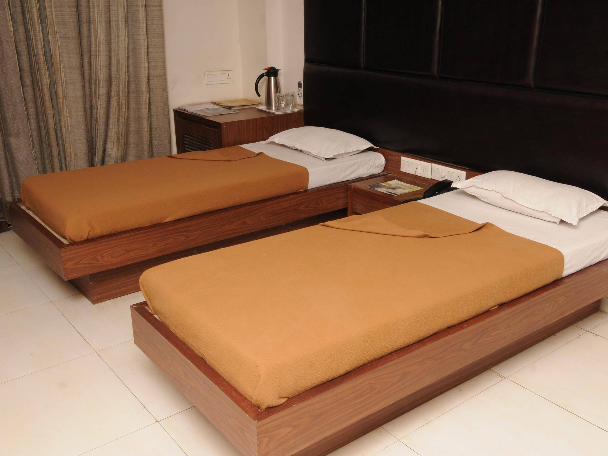 Neelkanth Paradise Hotel อาเมดาบัด ภายนอก รูปภาพ